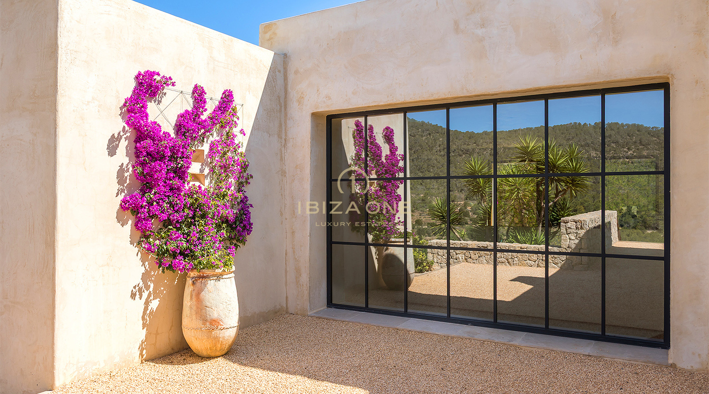 Dominez le coucher du soleil : villa de luxe emblématique à Ibiza, d'une superficie de 945 m², offrant une vue imprenable et une intimité totale, à vendre à Cala Tarida, Ibiza.