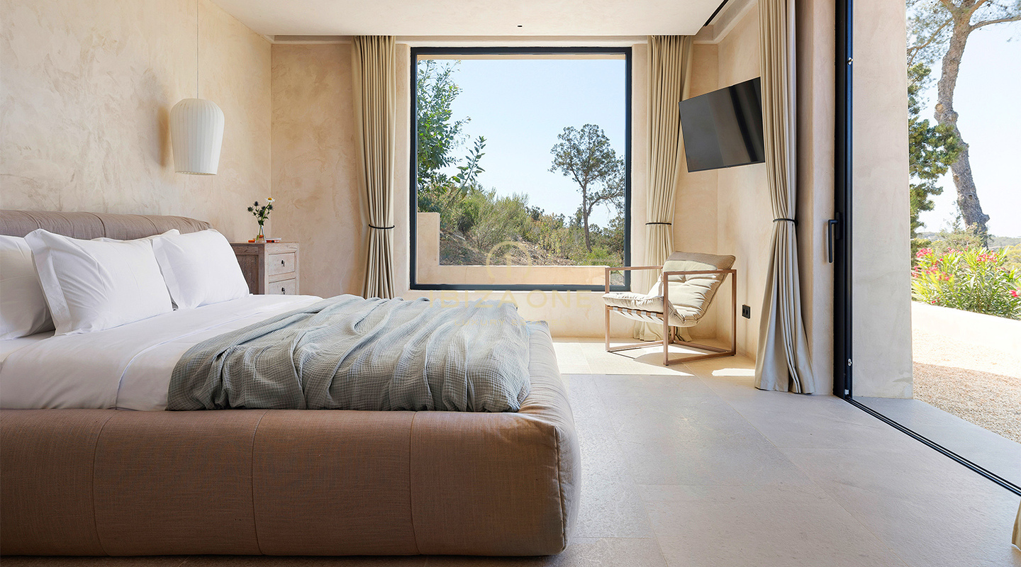 Geniet van de zonsondergang: iconische luxe villa op Ibiza met 945 m², oneindig uitzicht en totale privacy te koop in Cala Tarida, Ibiza.