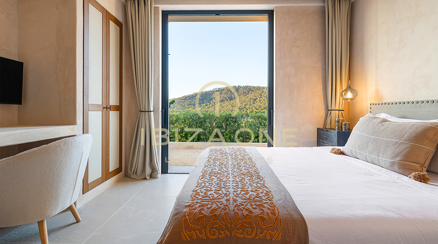 Dominez le coucher du soleil : villa de luxe emblématique à Ibiza, d'une superficie de 945 m², offrant une vue imprenable et une intimité totale, à vendre à Cala Tarida, Ibiza.