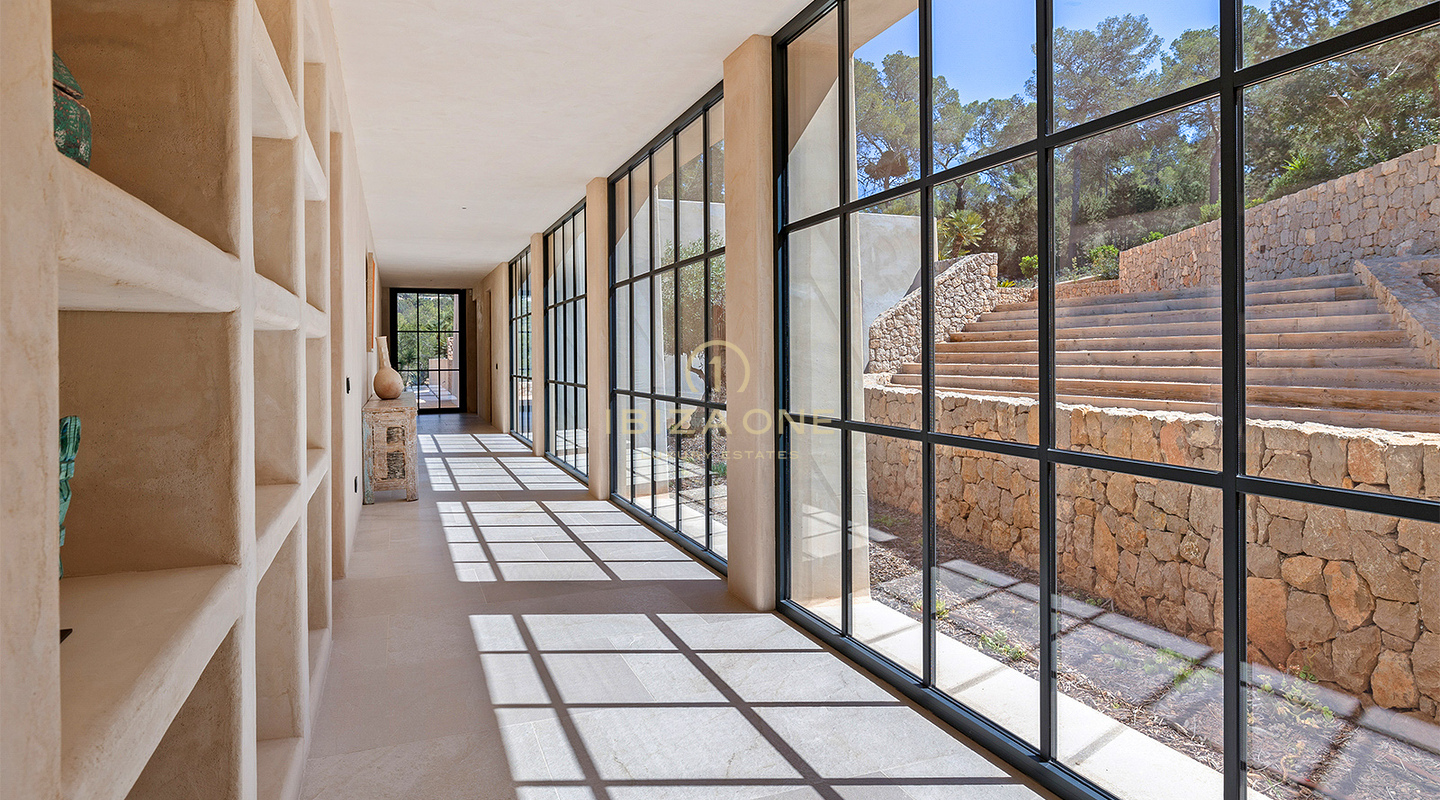 Sea dueño de la puesta de sol: Villa de lujo icónica en Ibiza con 945 m², vistas infinitas y total privacidad en venta en Cala Tarida, Ibiza.