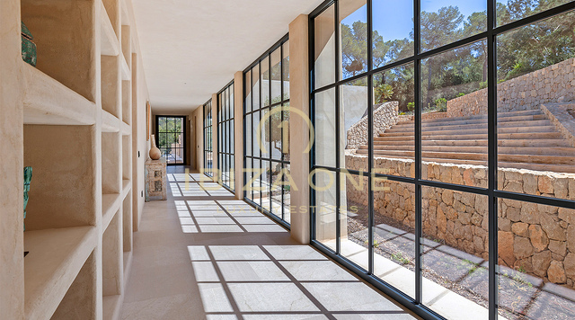 Sea dueño de la puesta de sol: Villa de lujo icónica en Ibiza con 945 m², vistas infinitas y total privacidad en venta en Cala Tarida, Ibiza.