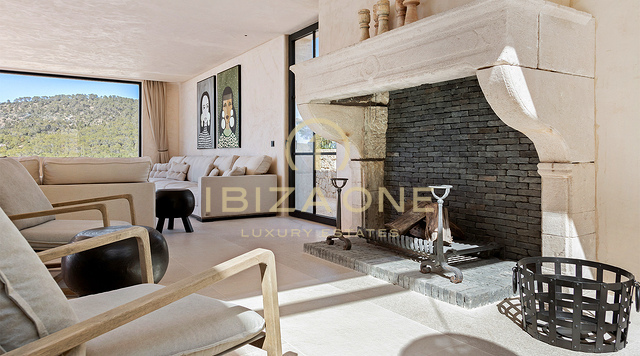 Dominez le coucher du soleil : villa de luxe emblématique à Ibiza, d'une superficie de 945 m², offrant une vue imprenable et une intimité totale, à vendre à Cala Tarida, Ibiza.