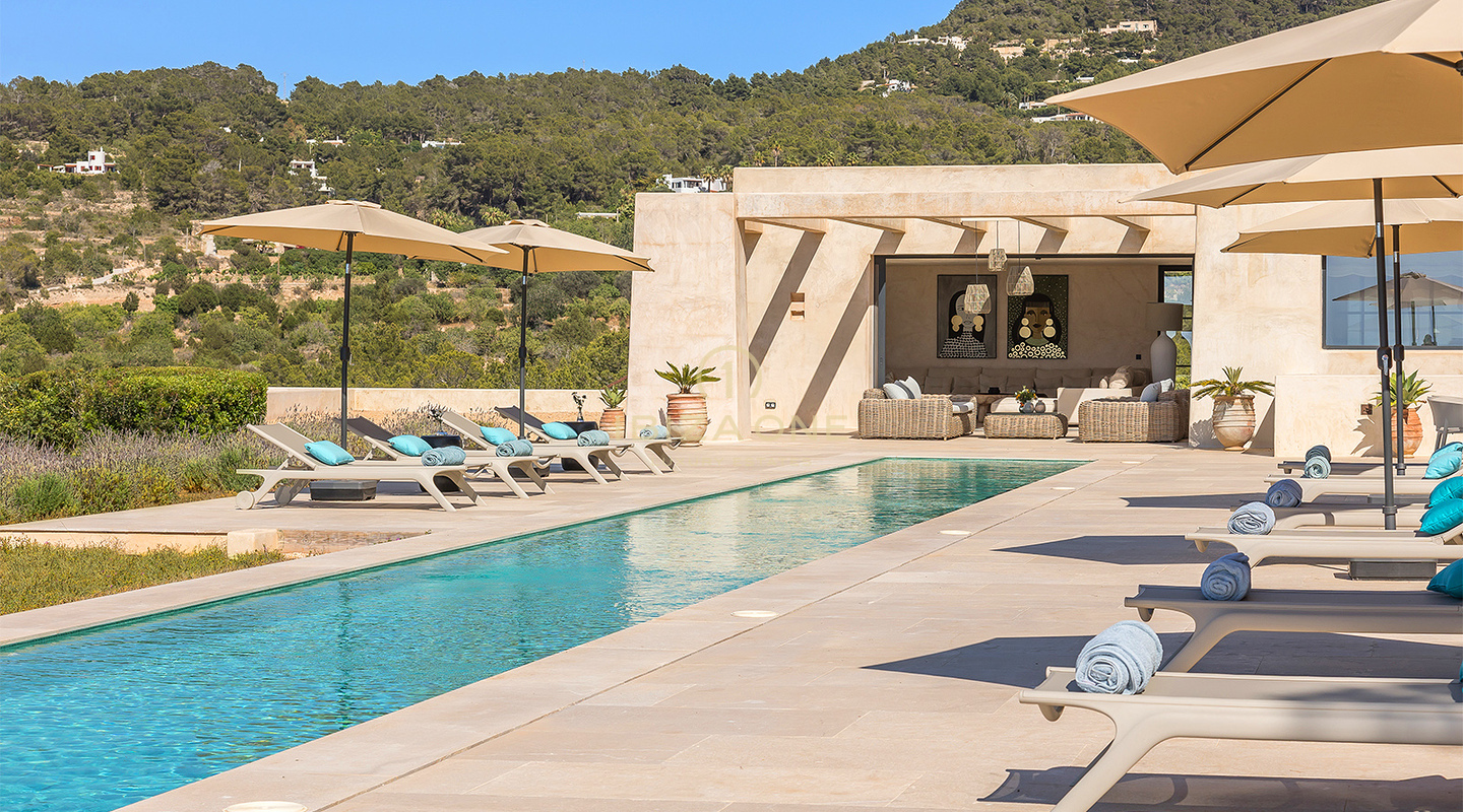Sea dueño de la puesta de sol: Villa de lujo icónica en Ibiza con 945 m², vistas infinitas y total privacidad en venta en Cala Tarida, Ibiza.