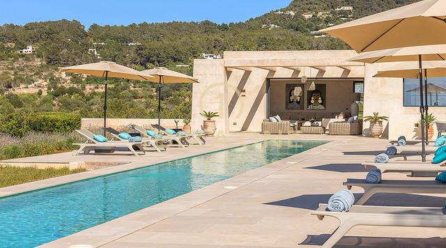 Geniet van de zonsondergang: iconische luxe villa op Ibiza met 945 m², oneindig uitzicht en totale privacy te koop in Cala Tarida, Ibiza.