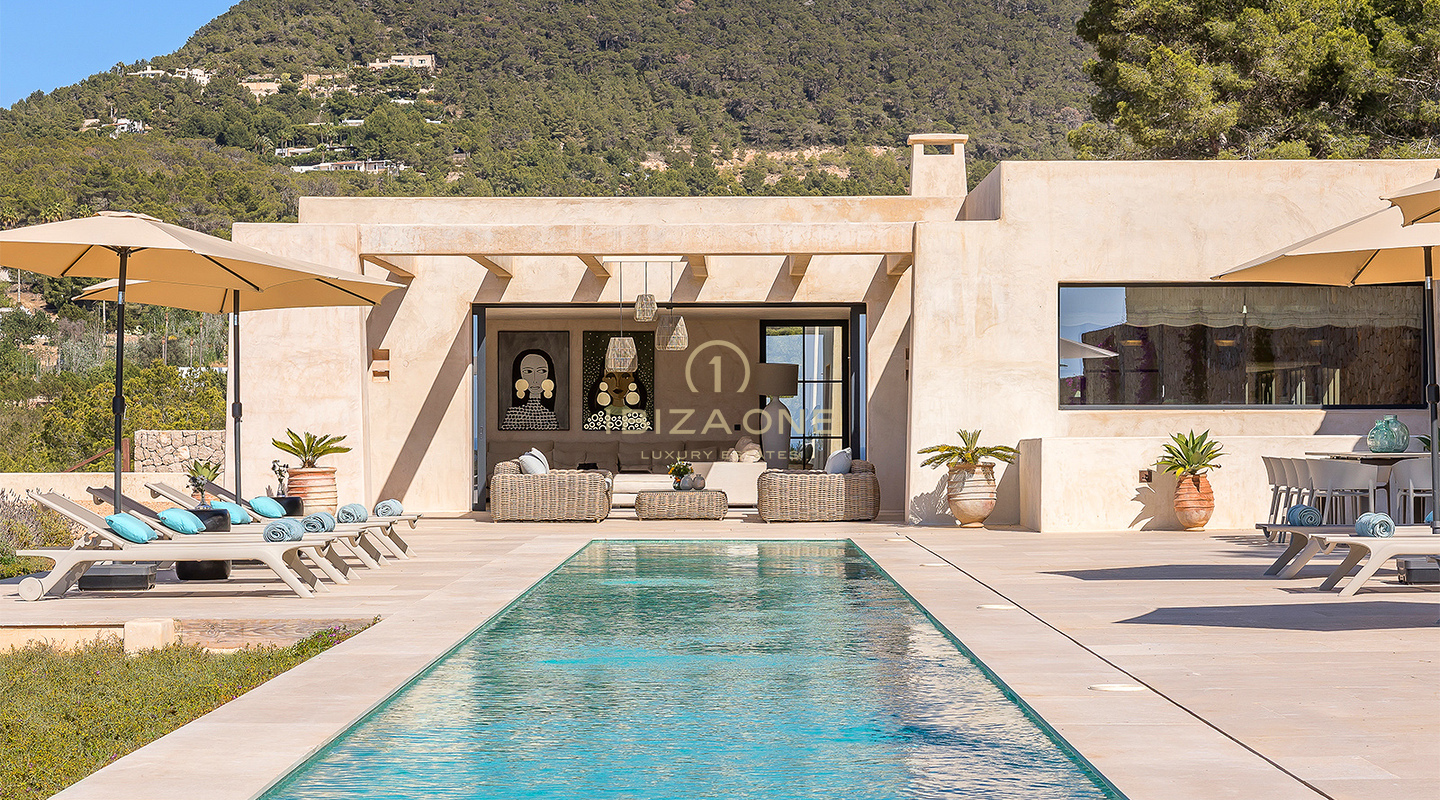 Geniet van de zonsondergang: iconische luxe villa op Ibiza met 945 m², oneindig uitzicht en totale privacy te koop in Cala Tarida, Ibiza.