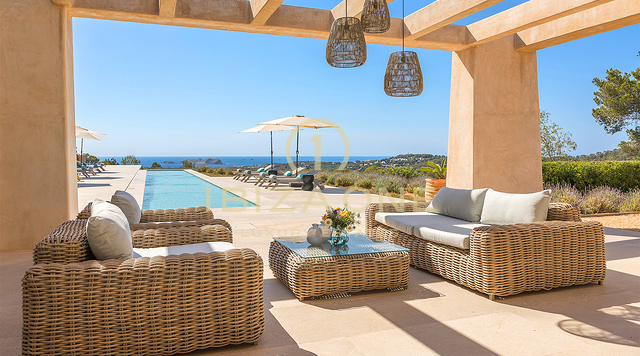 Geniet van de zonsondergang: iconische luxe villa op Ibiza met 945 m², oneindig uitzicht en totale privacy te koop in Cala Tarida, Ibiza.