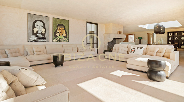 Dominez le coucher du soleil : villa de luxe emblématique à Ibiza, d'une superficie de 945 m², offrant une vue imprenable et une intimité totale, à vendre à Cala Tarida, Ibiza.