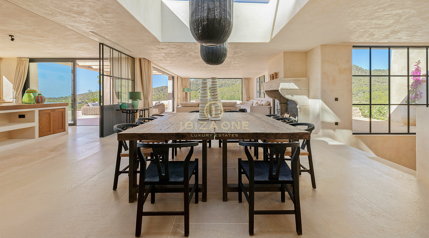 Sea dueño de la puesta de sol: Villa de lujo icónica en Ibiza con 945 m², vistas infinitas y total privacidad en venta en Cala Tarida, Ibiza.