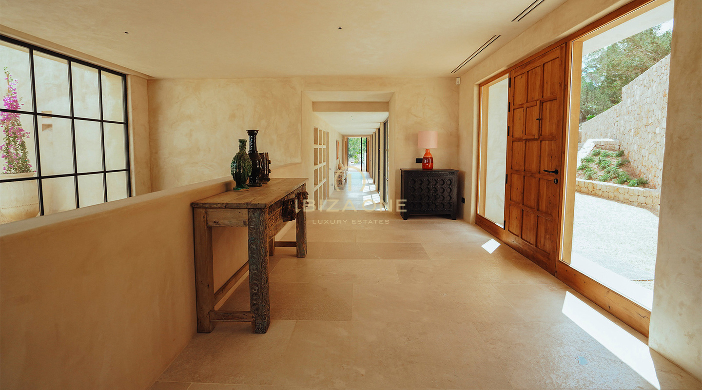 Sea dueño de la puesta de sol: Villa de lujo icónica en Ibiza con 945 m², vistas infinitas y total privacidad en venta en Cala Tarida, Ibiza.