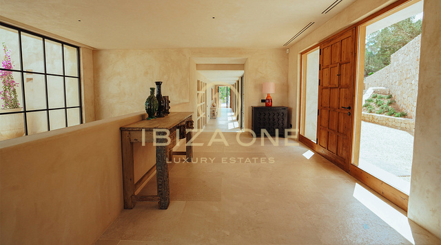 Sea dueño de la puesta de sol: Villa de lujo icónica en Ibiza con 945 m², vistas infinitas y total privacidad en venta en Cala Tarida, Ibiza.