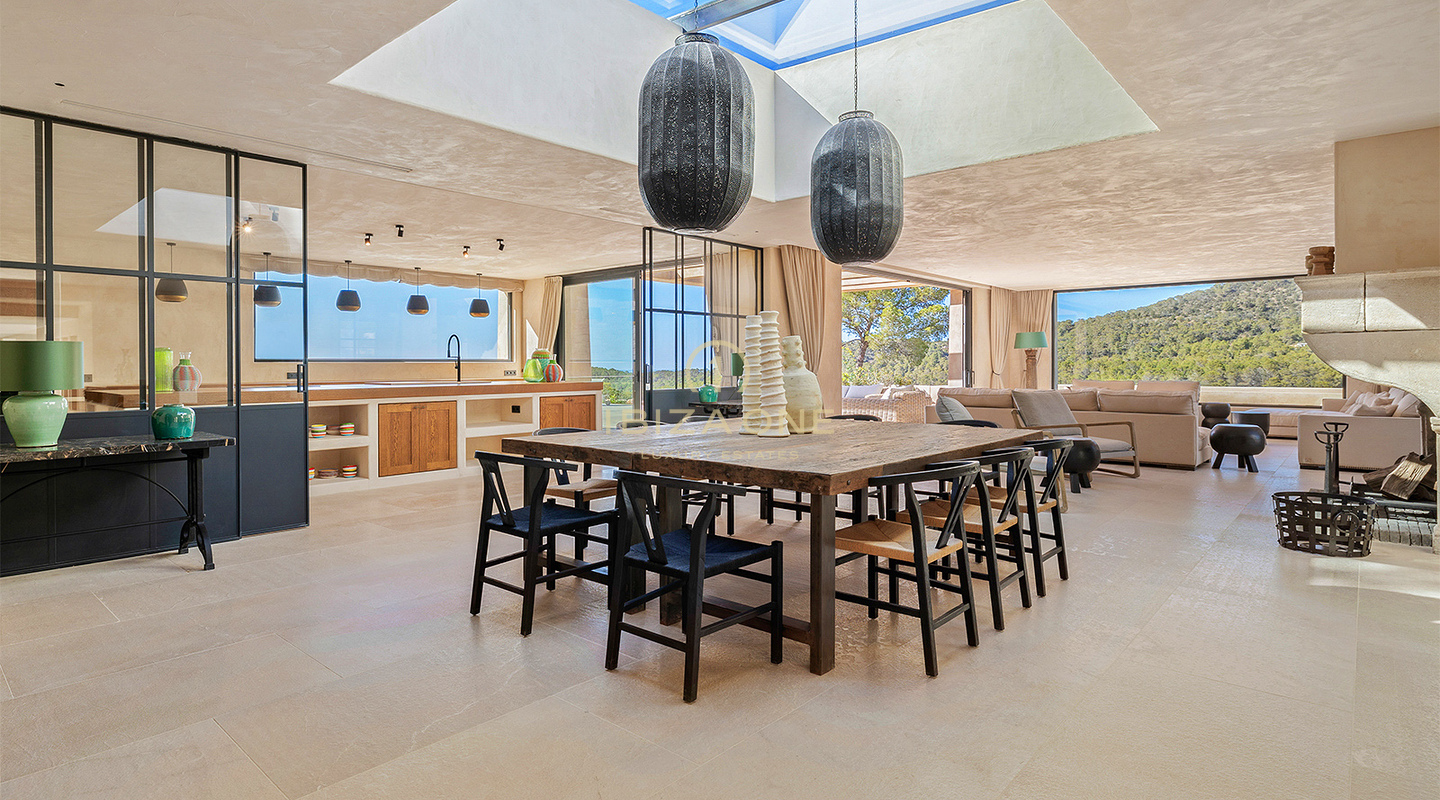 Sea dueño de la puesta de sol: Villa de lujo icónica en Ibiza con 945 m², vistas infinitas y total privacidad en venta en Cala Tarida, Ibiza.