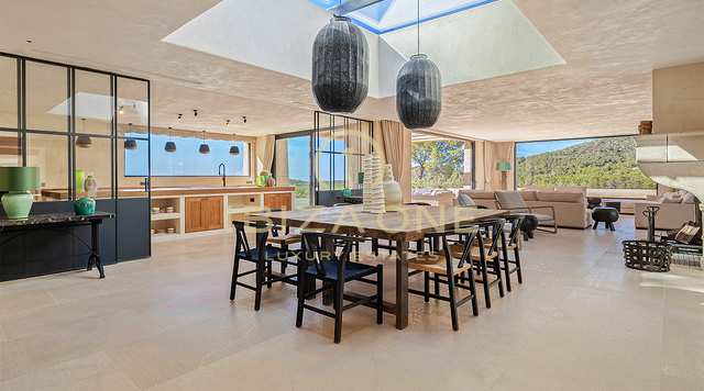 Sea dueño de la puesta de sol: Villa de lujo icónica en Ibiza con 945 m², vistas infinitas y total privacidad en venta en Cala Tarida, Ibiza.