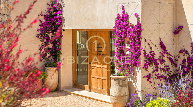 Sea dueño de la puesta de sol: Villa de lujo icónica en Ibiza con 945 m², vistas infinitas y total privacidad en venta en Cala Tarida, Ibiza.
