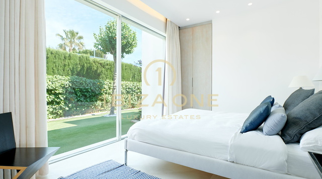 Bellissima villa di lusso con 5 camere da letto con spettacolare vista sul mare e sul tramonto vicino alla spiaggia di Cala Comte in vendita, Ibiza