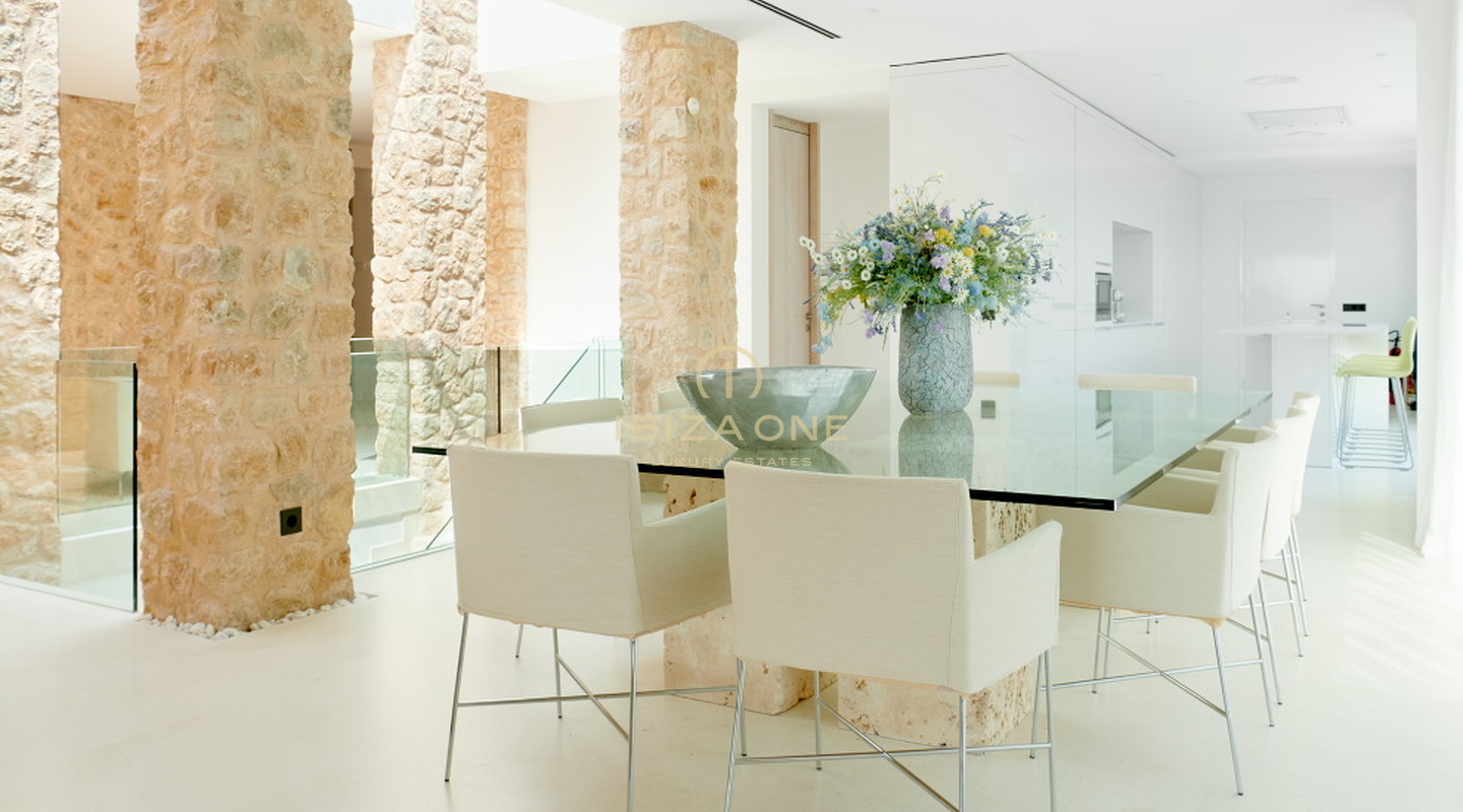 Wunderschöne Luxusvilla mit 5 Schlafzimmern und spektakulärem Blick auf das Meer und den Sonnenuntergang in der Nähe des Strandes von Cala Comte zu verkaufen, Ibiza