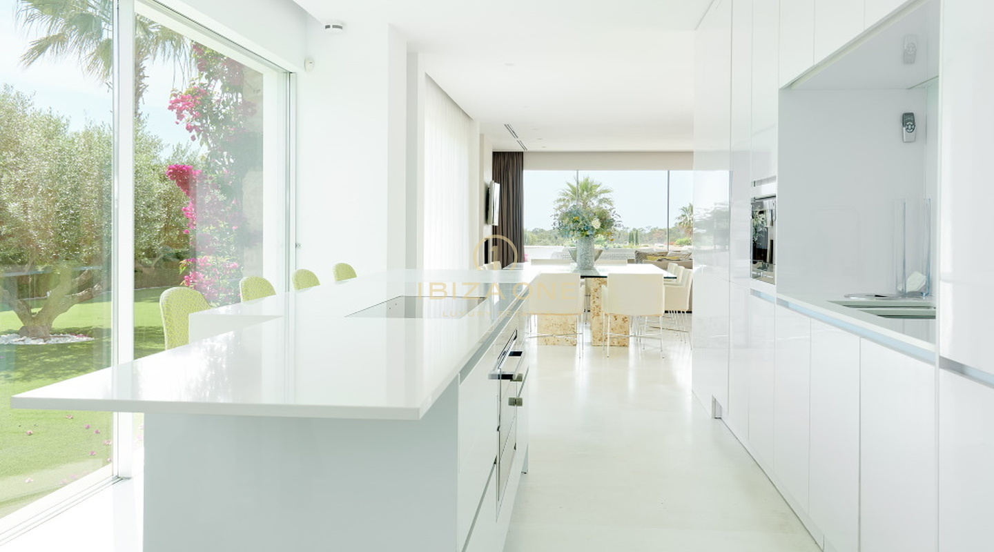 Belle villa de luxe de 5 chambres avec vue spectaculaire sur la mer et le coucher du soleil à proximité de la plage de Cala Comte à vendre, Ibiza