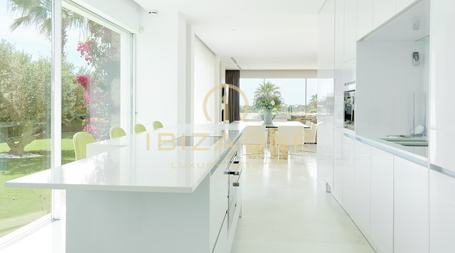 Bellissima villa di lusso con 5 camere da letto con spettacolare vista sul mare e sul tramonto vicino alla spiaggia di Cala Comte in vendita, Ibiza