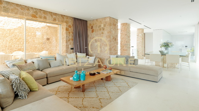 Prachtige luxe villa met 5 slaapkamers en spectaculair uitzicht op zee en de zonsondergang, dichtbij het strand van Cala Comte te koop, Ibiza