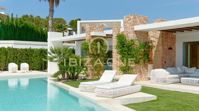 Wunderschöne Luxusvilla mit 5 Schlafzimmern und spektakulärem Blick auf das Meer und den Sonnenuntergang in der Nähe des Strandes von Cala Comte zu verkaufen, Ibiza