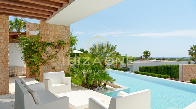 Prachtige luxe villa met 5 slaapkamers en spectaculair uitzicht op zee en de zonsondergang, dichtbij het strand van Cala Comte te koop, Ibiza