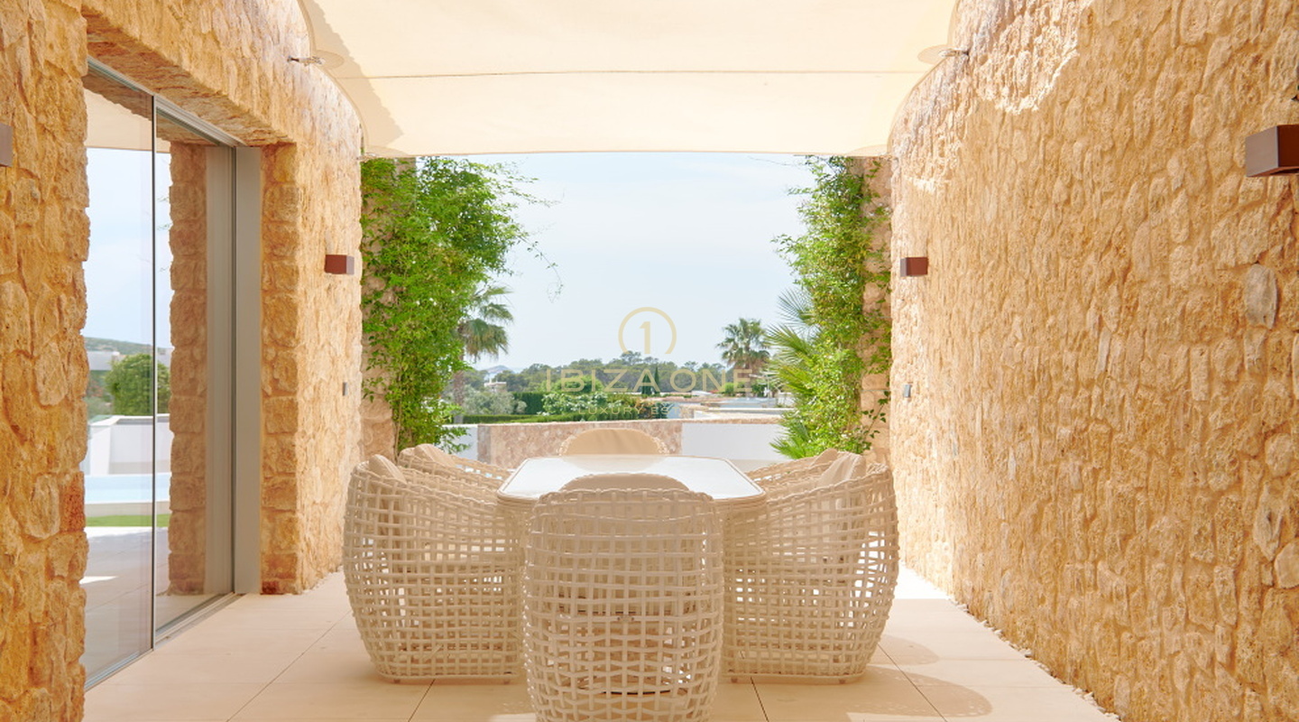 Prachtige luxe villa met 5 slaapkamers en spectaculair uitzicht op zee en de zonsondergang, dichtbij het strand van Cala Comte te koop, Ibiza