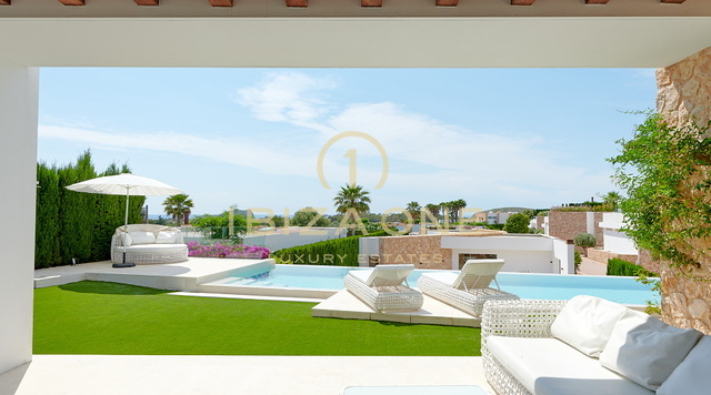 Belle villa de luxe de 5 chambres avec vue spectaculaire sur la mer et le coucher du soleil à proximité de la plage de Cala Comte à vendre, Ibiza