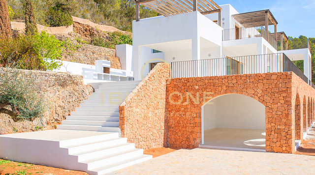 Propiedad de lujo de diseño original Blakstad en venta con fantásticas vistas al mar y al paisaje, Ibiza