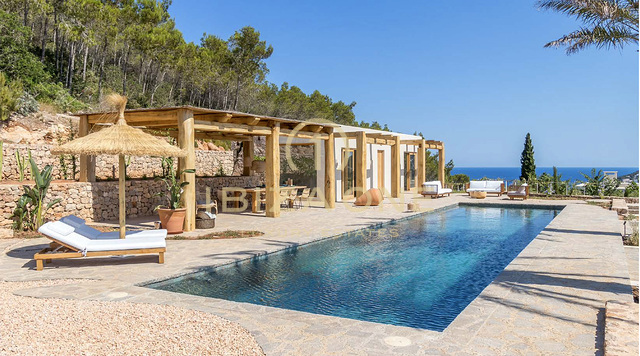 Belle propriété de style hacienda avec 2 piscines et une maison d'amis, vue mer et terre à vendre