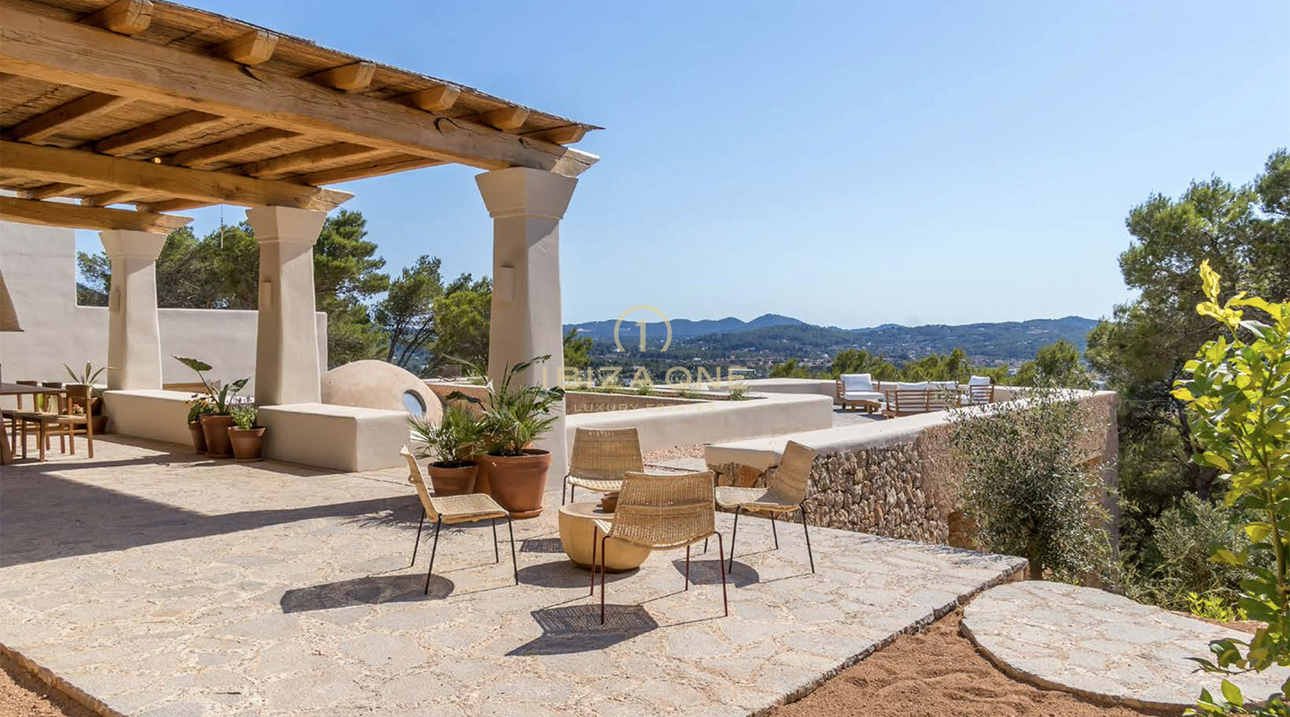 Belle propriété de style hacienda avec 2 piscines et une maison d'amis, vue mer et terre à vendre