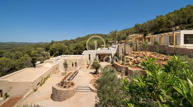 Belle propriété de style hacienda avec 2 piscines et une maison d'amis, vue mer et terre à vendre