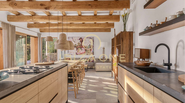 Belle propriété de style hacienda avec 2 piscines et une maison d'amis, vue mer et terre à vendre
