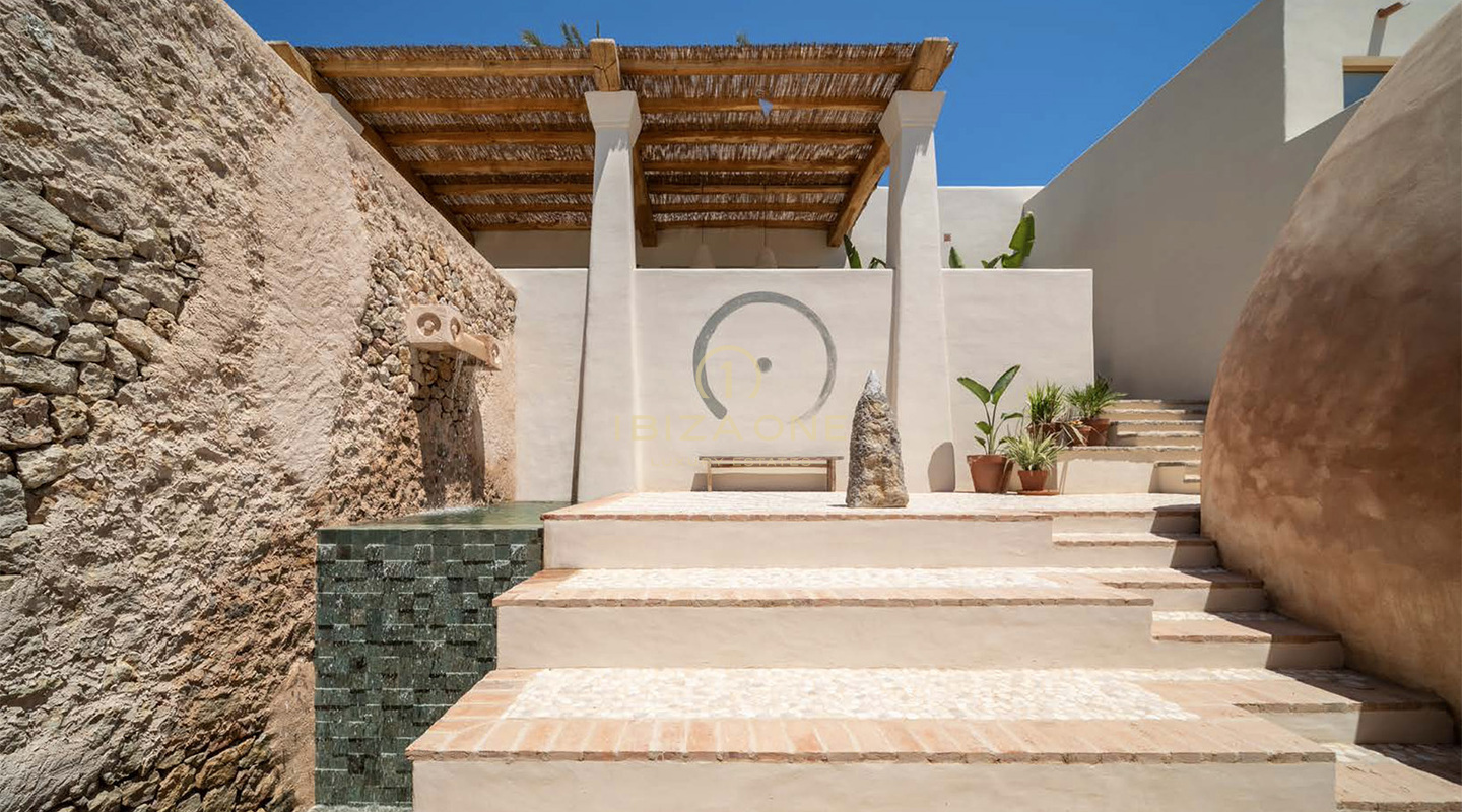 Beautiful hacienda style property with 2 pools and a guest house, sea and land views for sale