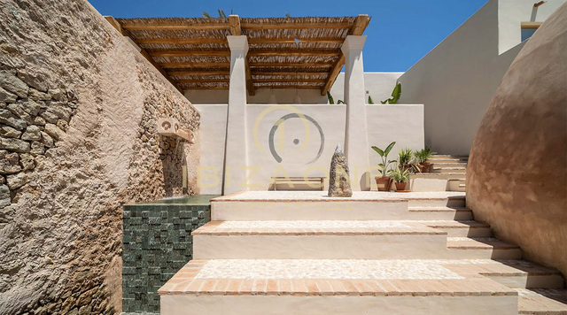 Belle propriété de style hacienda avec 2 piscines et une maison d'amis, vue mer et terre à vendre