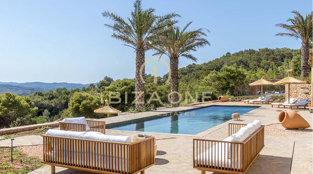 Belle propriété de style hacienda avec 2 piscines et une maison d'amis, vue mer et terre à vendre