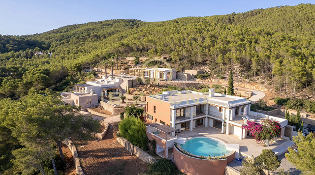 Wunderschöne Immobilie im Hacienda Stil mit 2 Pools und einem Gästehaus, Meer und Landblick zum Verkauf