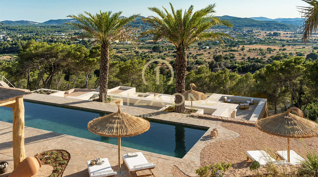 Belle propriété de style hacienda avec 2 piscines et une maison d'amis, vue mer et terre à vendre