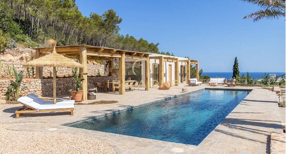 Se vende hermosa propiedad estilo hacienda con 2 albercas y casa de  huéspedes, vista al mar y tierra - Santa Eulalia - Ibiza One Lujo  inmobiliaria agencia - lujo villas - fincas -