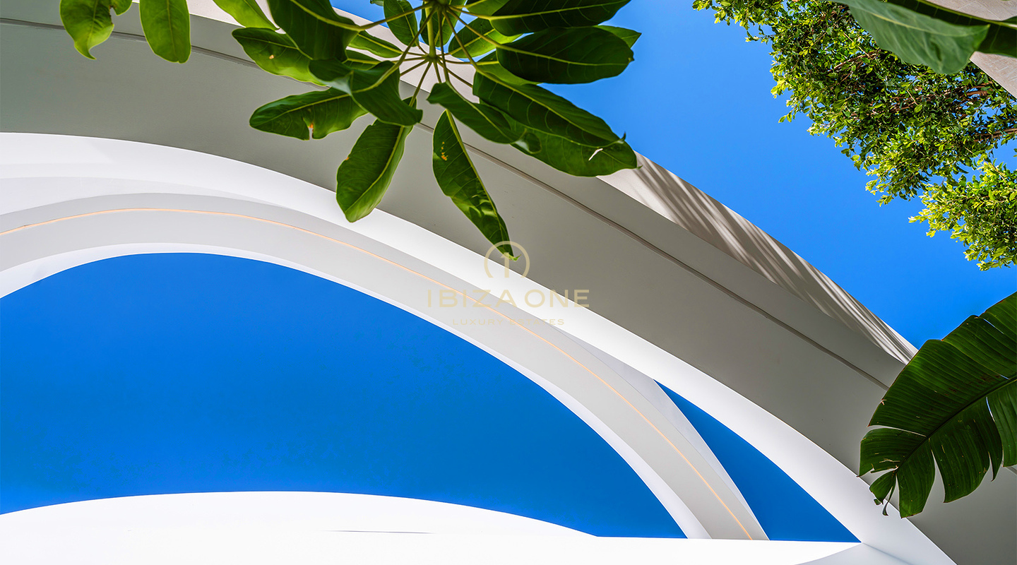 Extraordinaria propiedad de lujo con vistas al mar en exclusiva urbanización en venta, Ibiza