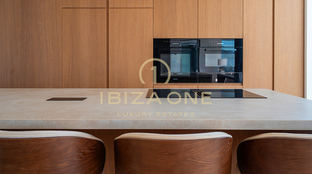 Buitengewoon luxe onroerend goed met uitzicht op zee in een exclusieve urbanisatie te koop, Ibiza
