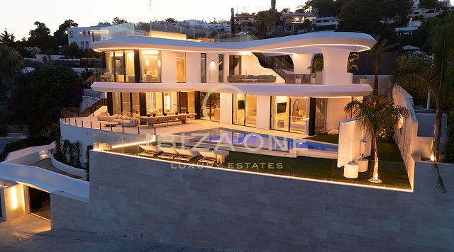 Extraordinaria propiedad de lujo con vistas al mar en exclusiva urbanización en venta, Ibiza