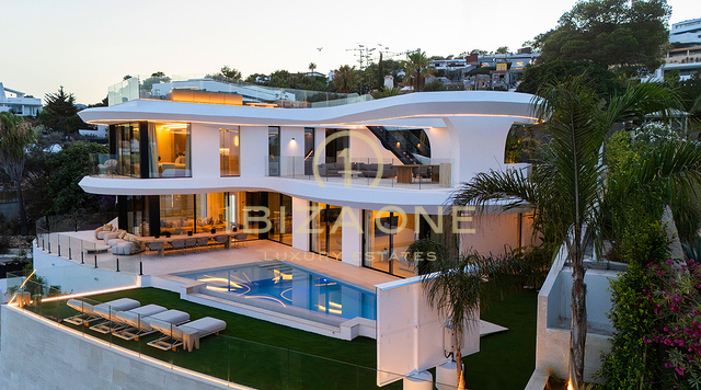 Extraordinaria propiedad de lujo con vistas al mar en exclusiva urbanización en venta, Ibiza