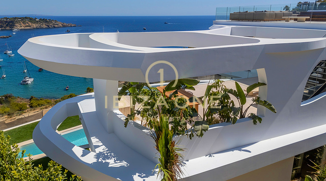 Buitengewoon luxe onroerend goed met uitzicht op zee in een exclusieve urbanisatie te koop, Ibiza