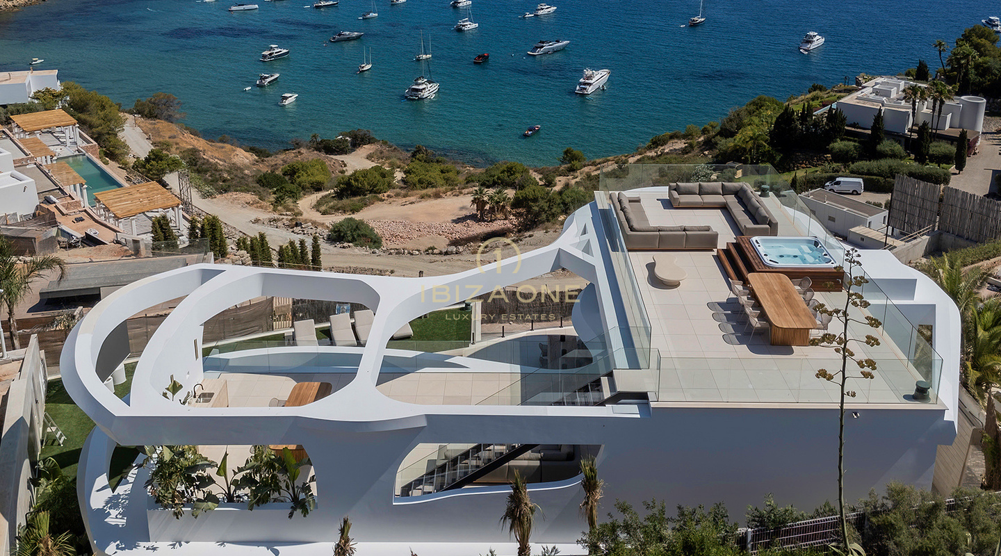 Extraordinaria propiedad de lujo con vistas al mar en exclusiva urbanización en venta, Ibiza