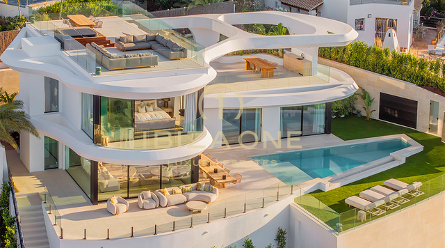 Extraordinaria propiedad de lujo con vistas al mar en exclusiva urbanización en venta, Ibiza