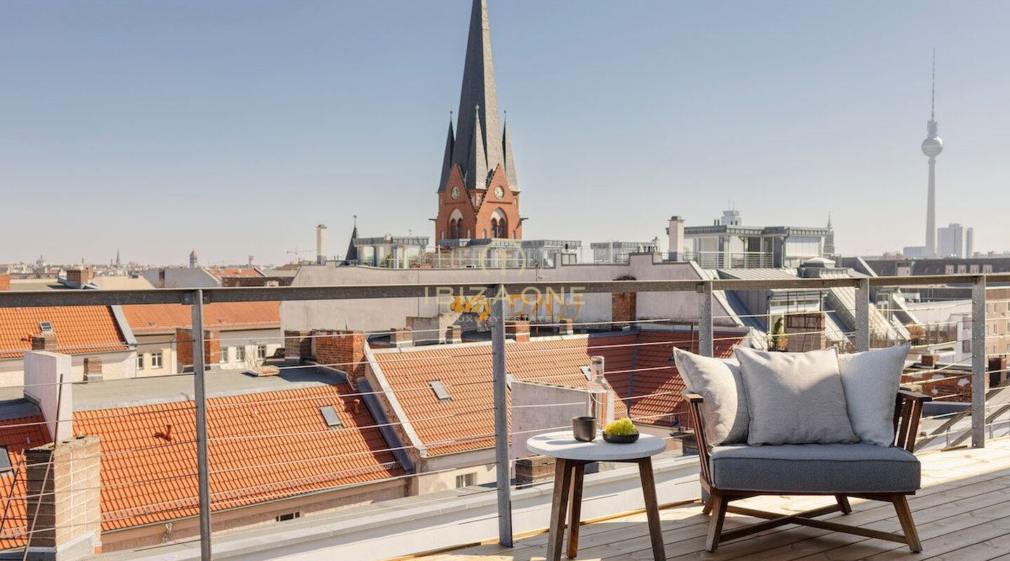Voll ausgestattete Luxus-Penthouse-Wohnung mit angrenzendem Gästeapartment und atemberaubender Dachterrasse mit Blick auf die Golgatha-Kirche und den Fernsehturm in Berlin zu verkaufen, Deutschland