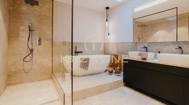 Appartement penthouse de luxe entièrement équipé avec un appartement d'invités attenant et une terrasse sur le toit à couper le souffle avec vue sur l'église du Golgotha et la tour de télévision à Berlin à vendre, Allemagne