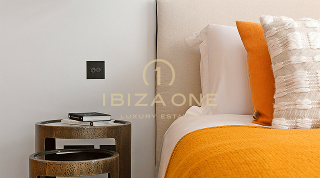 Amplia villa de lujo de nueva construcción de diseño Blakstad con vistas al mar y al casco antiguo de Dalt Vila en venta, Ibiza