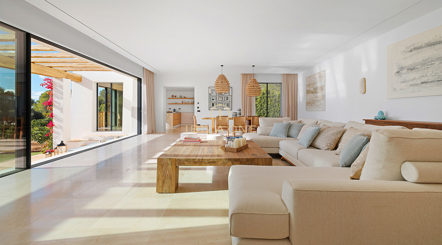 Amplia villa de lujo de nueva construcción de diseño Blakstad con vistas al mar y al casco antiguo de Dalt Vila en venta, Ibiza