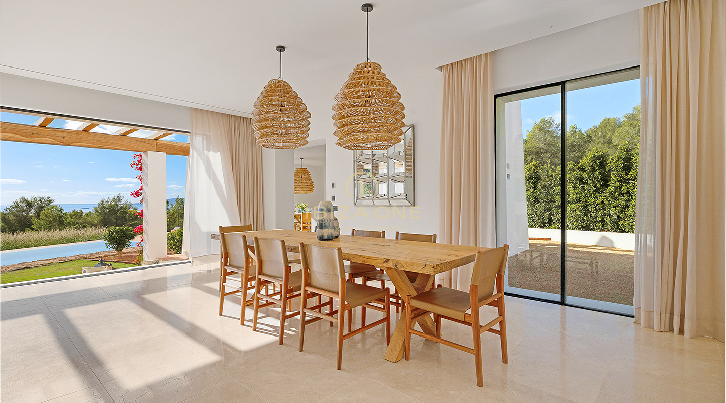 Amplia villa de lujo de nueva construcción de diseño Blakstad con vistas al mar y al casco antiguo de Dalt Vila en venta, Ibiza