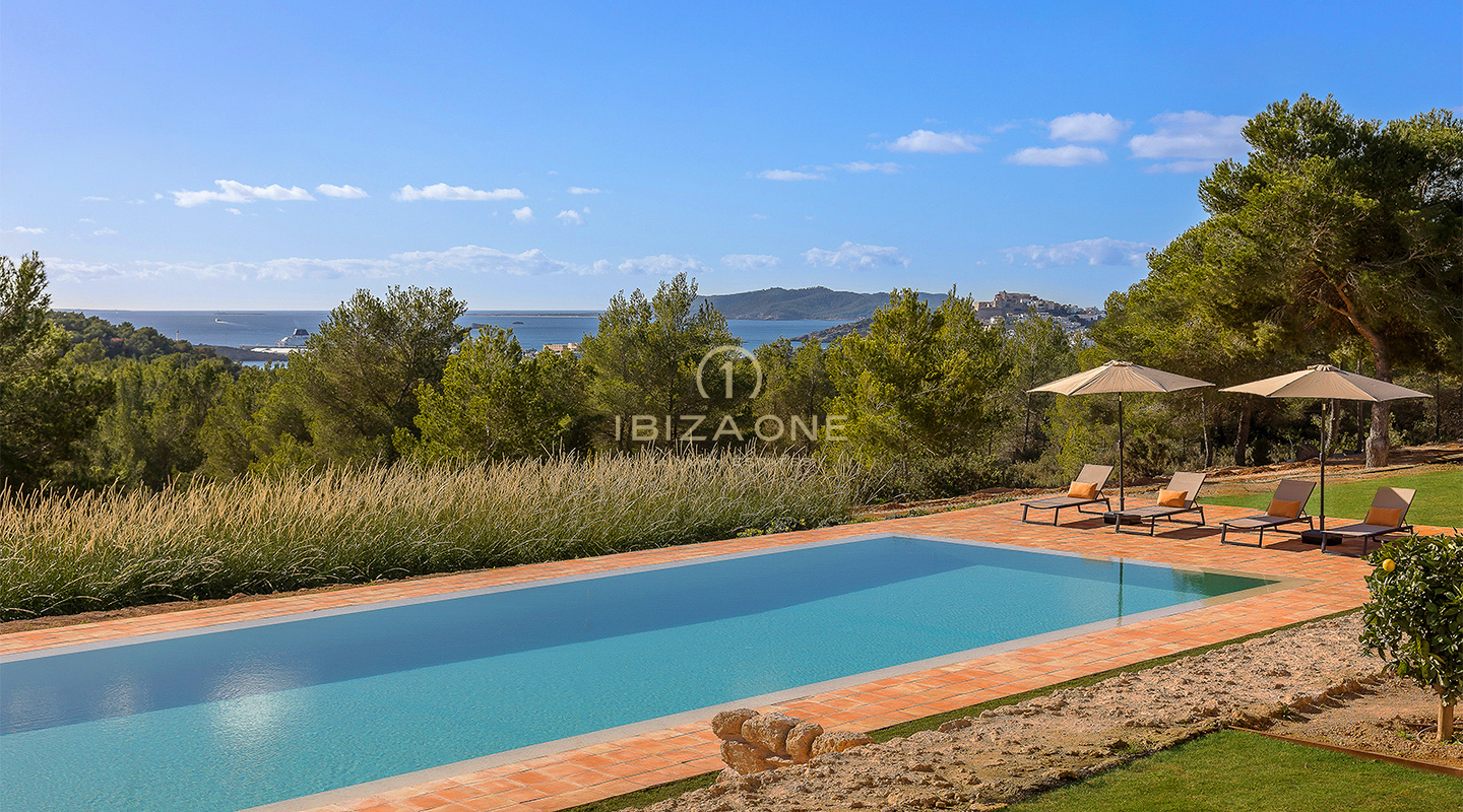 Großzügige Neubau-Luxusvilla im Blakstad-Design mit Blick auf das Meer und die Altstadt von Dalt Vila zu verkaufen, Ibiza